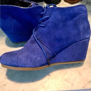 TOM’s royal blue suede lace up wedge bootie -size 8
